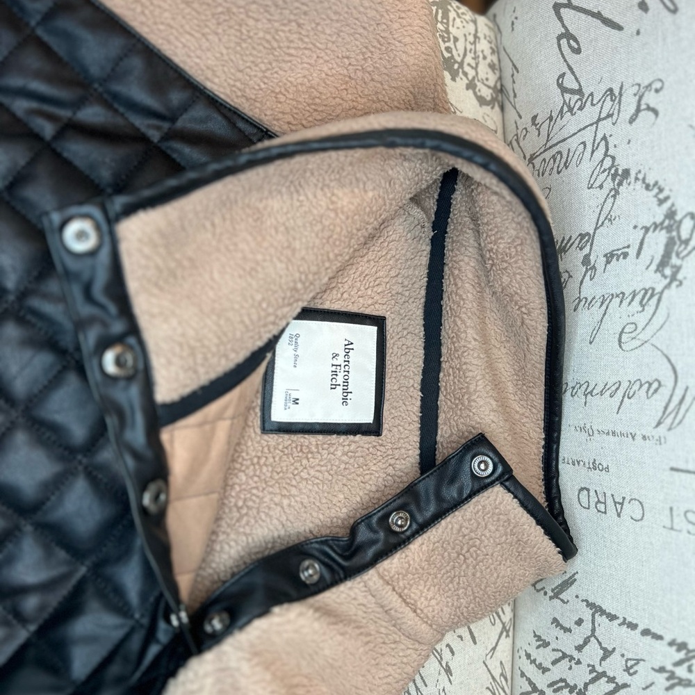 Abercrombie & Fitch Black and Tan Quilted Sweatshirt - Picture 5 of 9